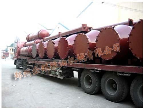 發(fā)貨通知:吉林50噸大豆油成套罐組浸出設(shè)備裝車(圖1) 大豆油成套罐組浸出設(shè)備裝車發(fā)貨圖